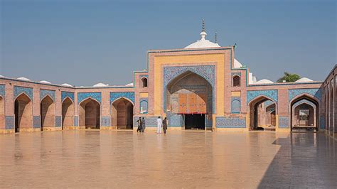  Shah Jahan Mosque, Ikkuna Arvostelujen Kuninkaan Arkkitehtuuriin!